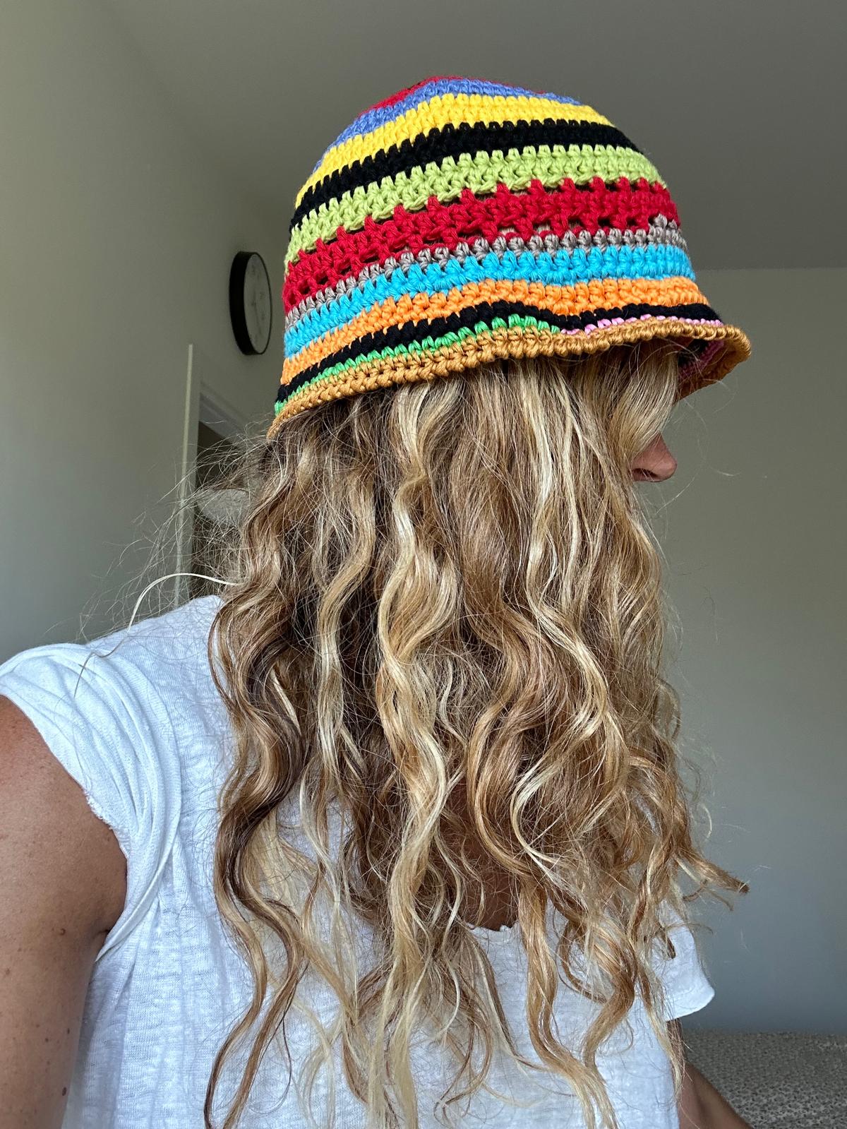 Cappello Mergellina fatto all'uncinetto in cotone colorato a righe