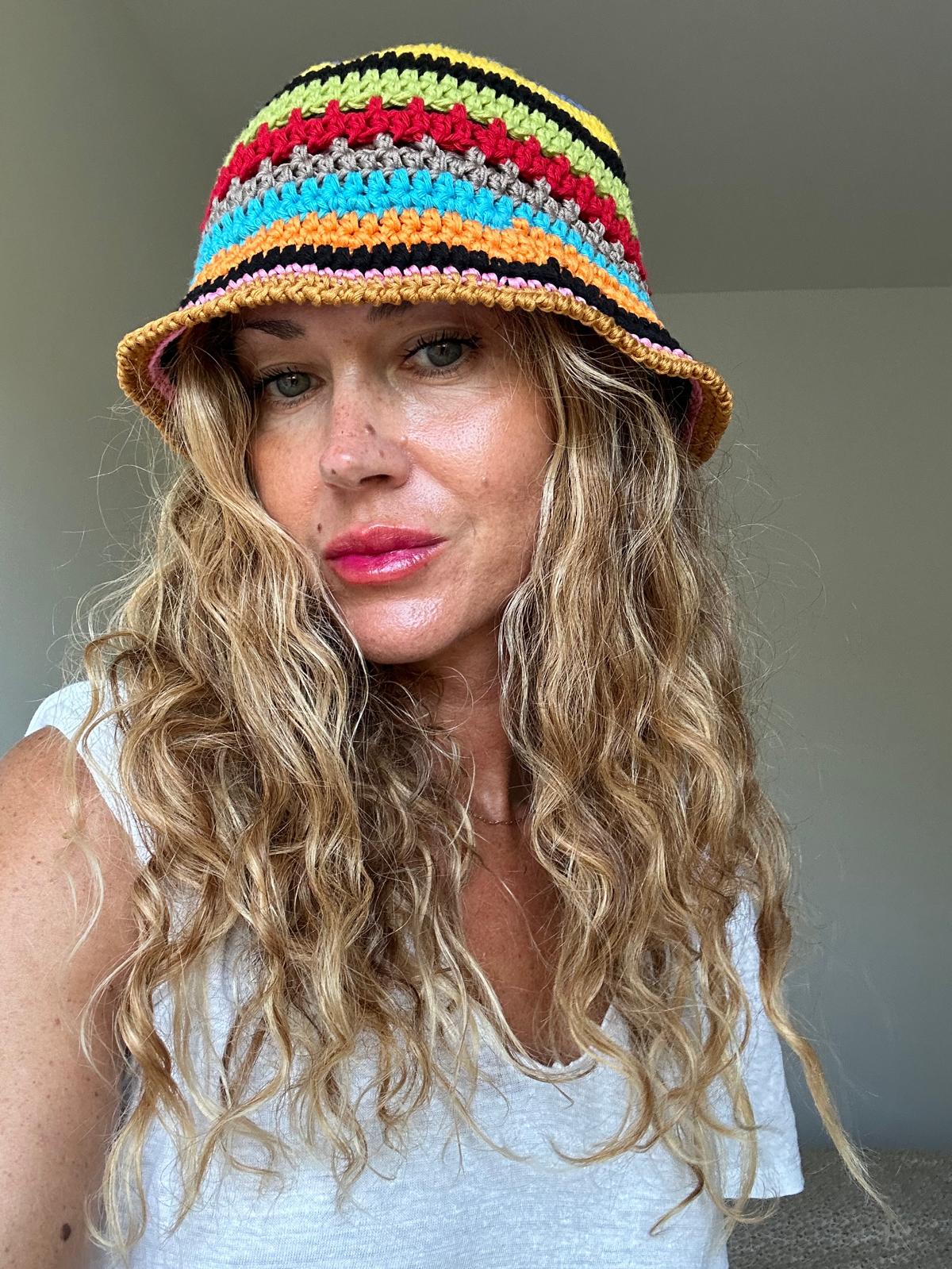 Cappello Mergellina fatto all'uncinetto in cotone colorato a righe