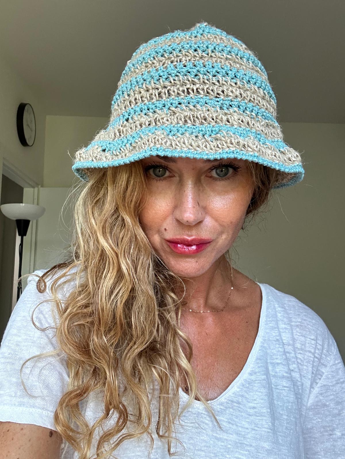 Cappello Laura fatto all'uncinetto in Juta, cotone e lurex