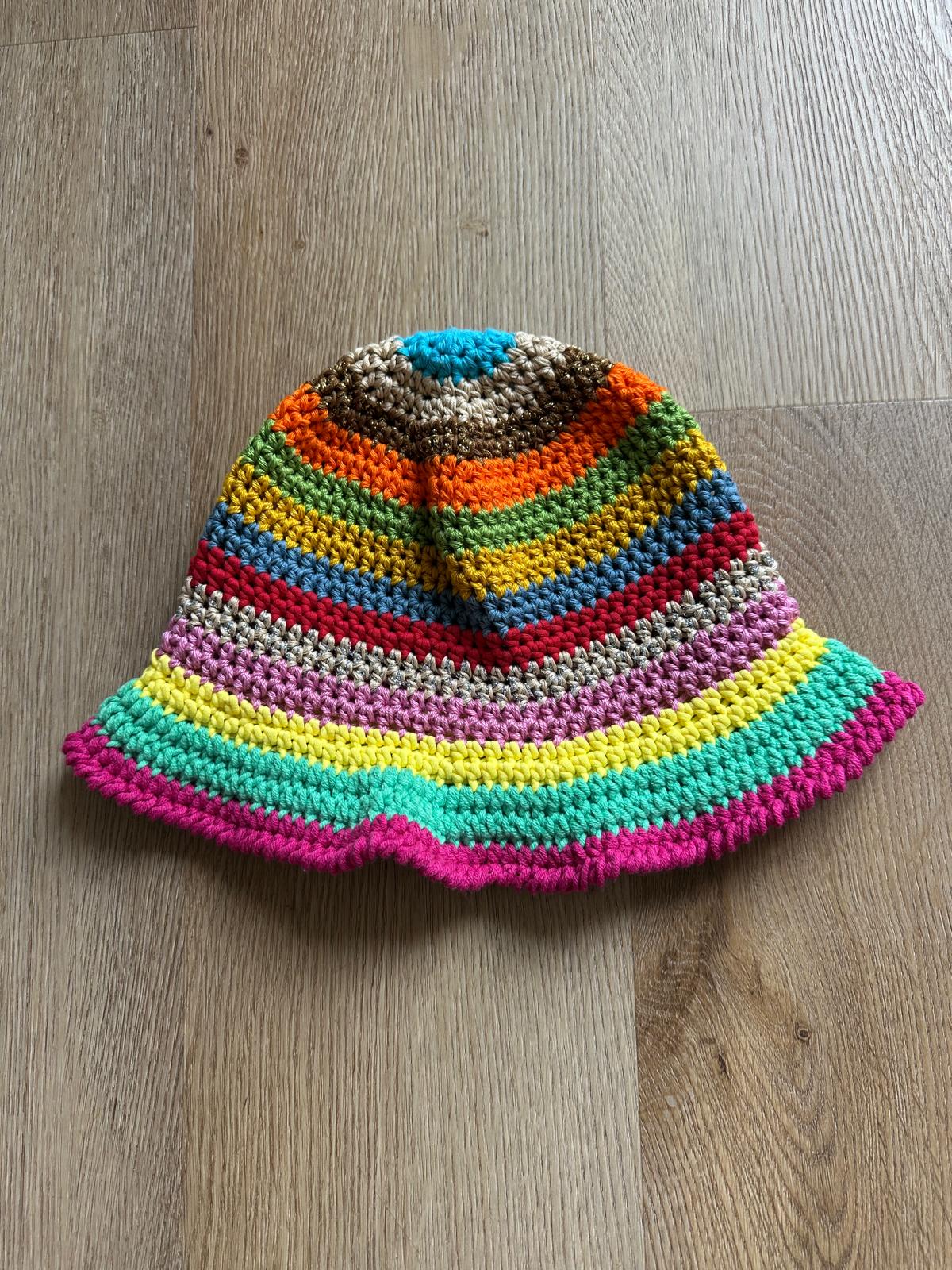 Cappello Mergellina fatto all'uncinetto in cotone colorato a righe