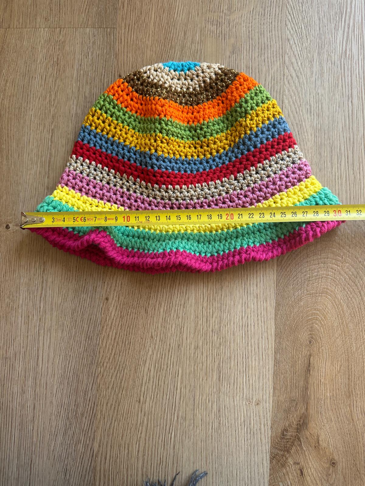 Cappello Mergellina fatto all'uncinetto in cotone colorato a righe