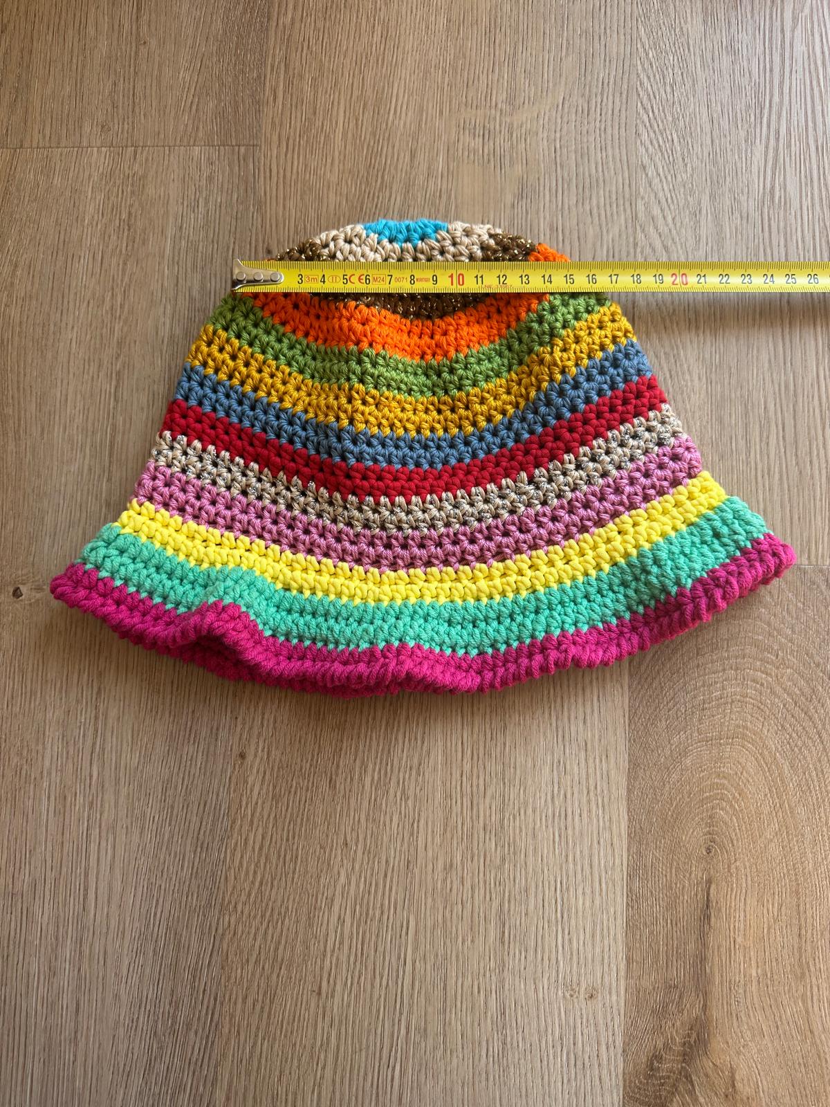 Cappello Mergellina fatto all'uncinetto in cotone colorato a righe