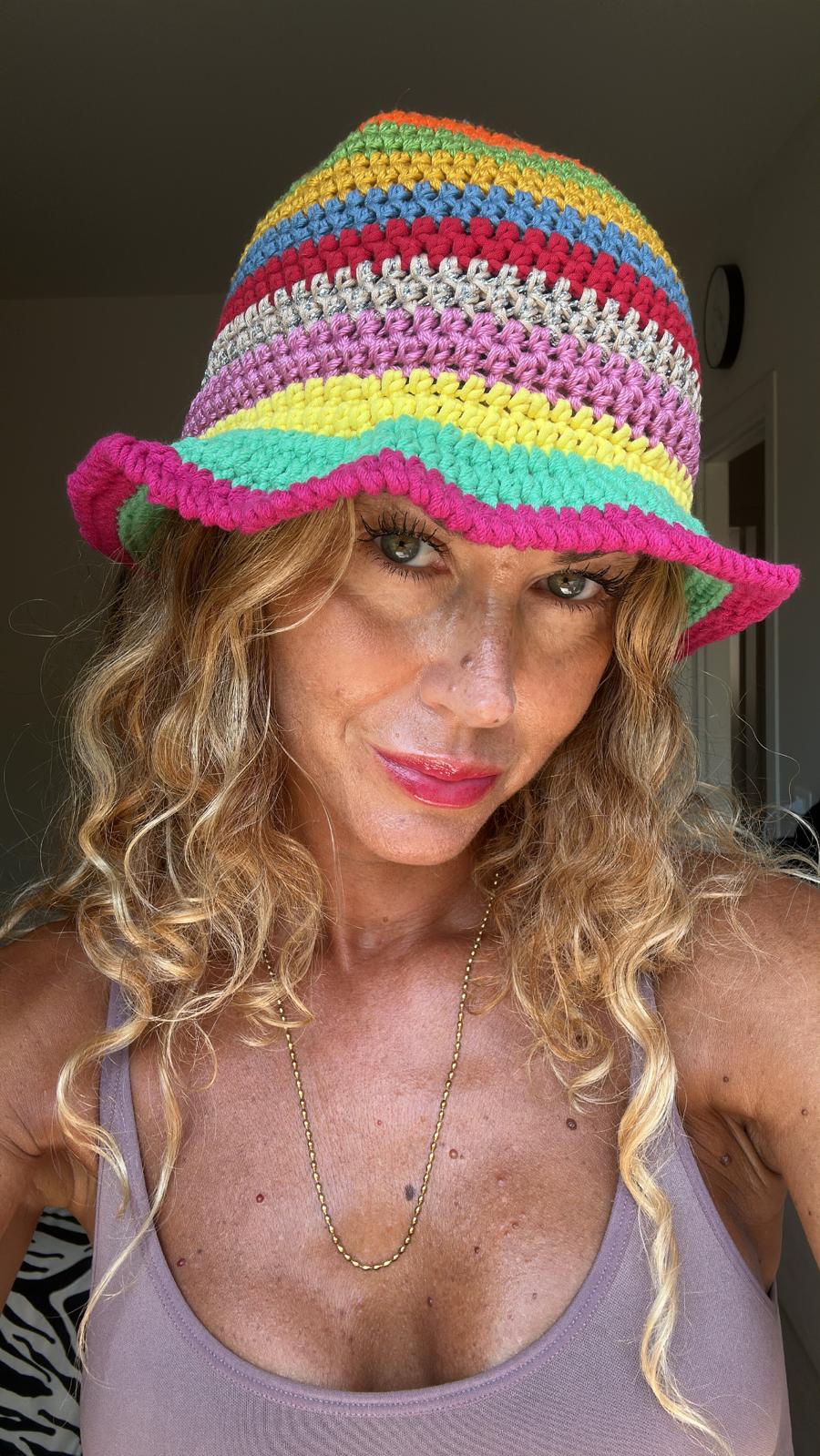Cappello Mergellina fatto all'uncinetto in cotone colorato a righe
