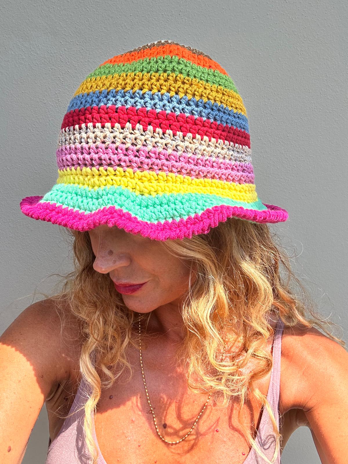 Cappello Mergellina fatto all'uncinetto in cotone colorato a righe