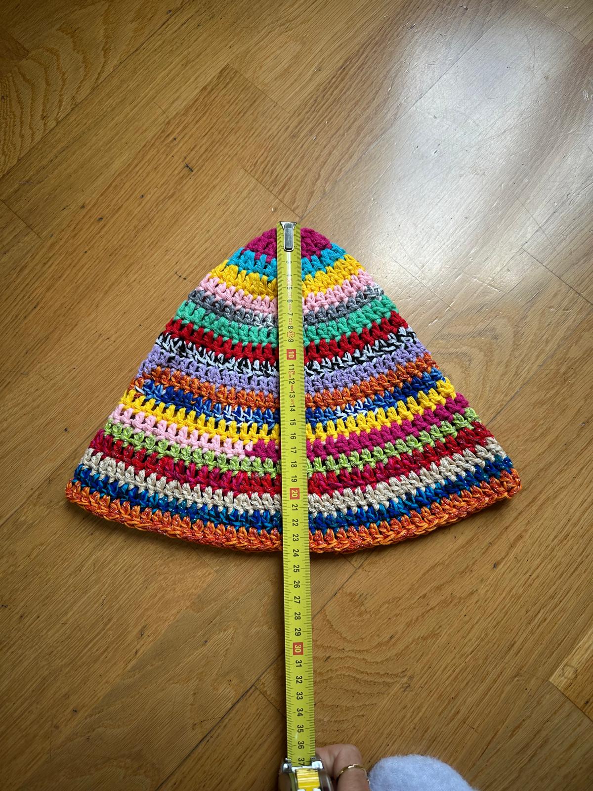 Cappello Fuso fatto all'uncinetto in cotone colorato a righe