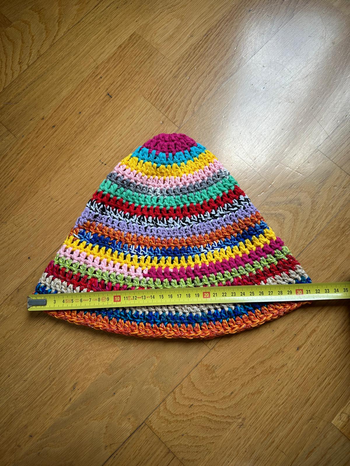 Cappello Fuso fatto all'uncinetto in cotone colorato a righe