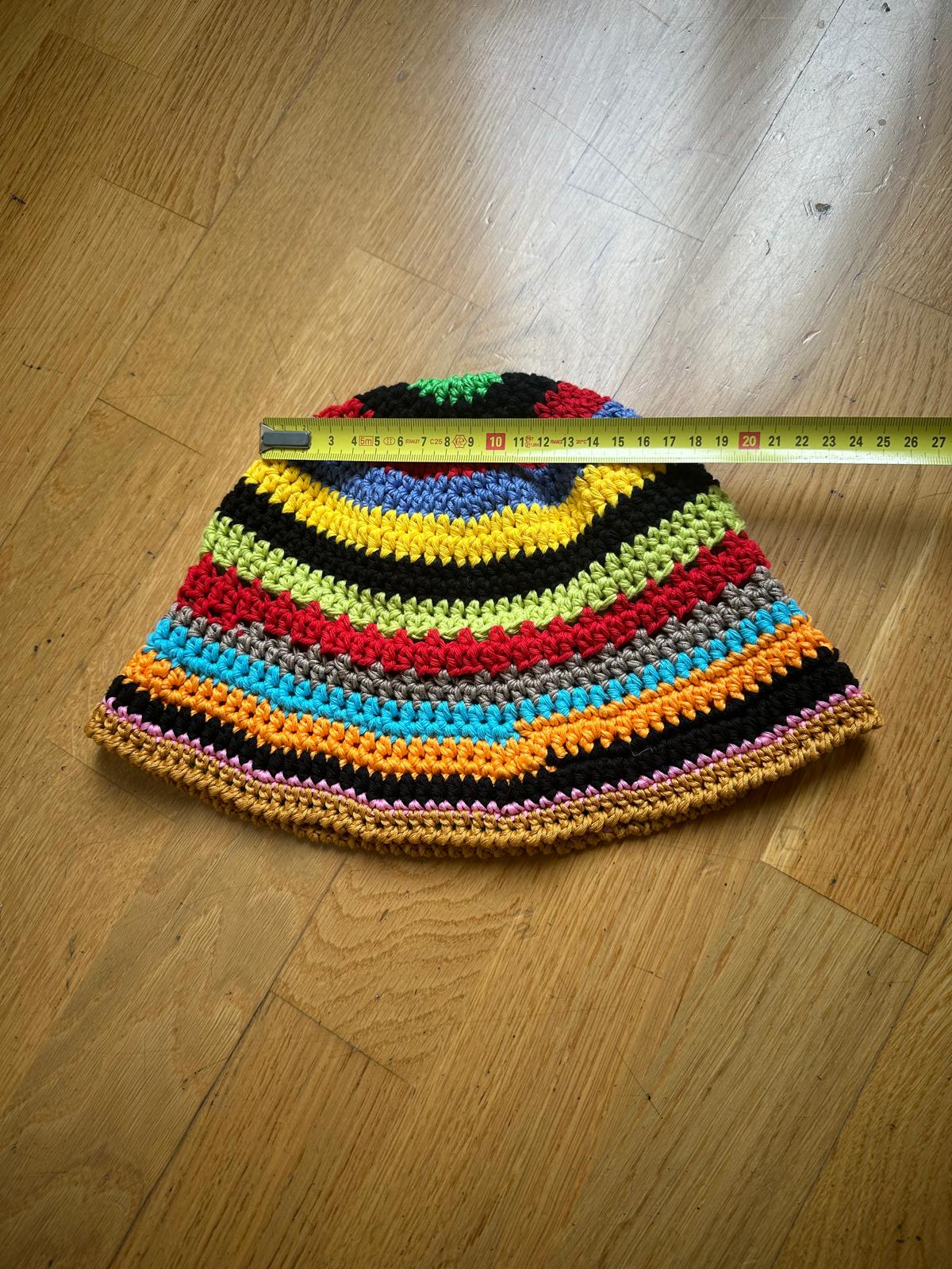 Cappello Mergellina fatto all'uncinetto in cotone colorato a righe