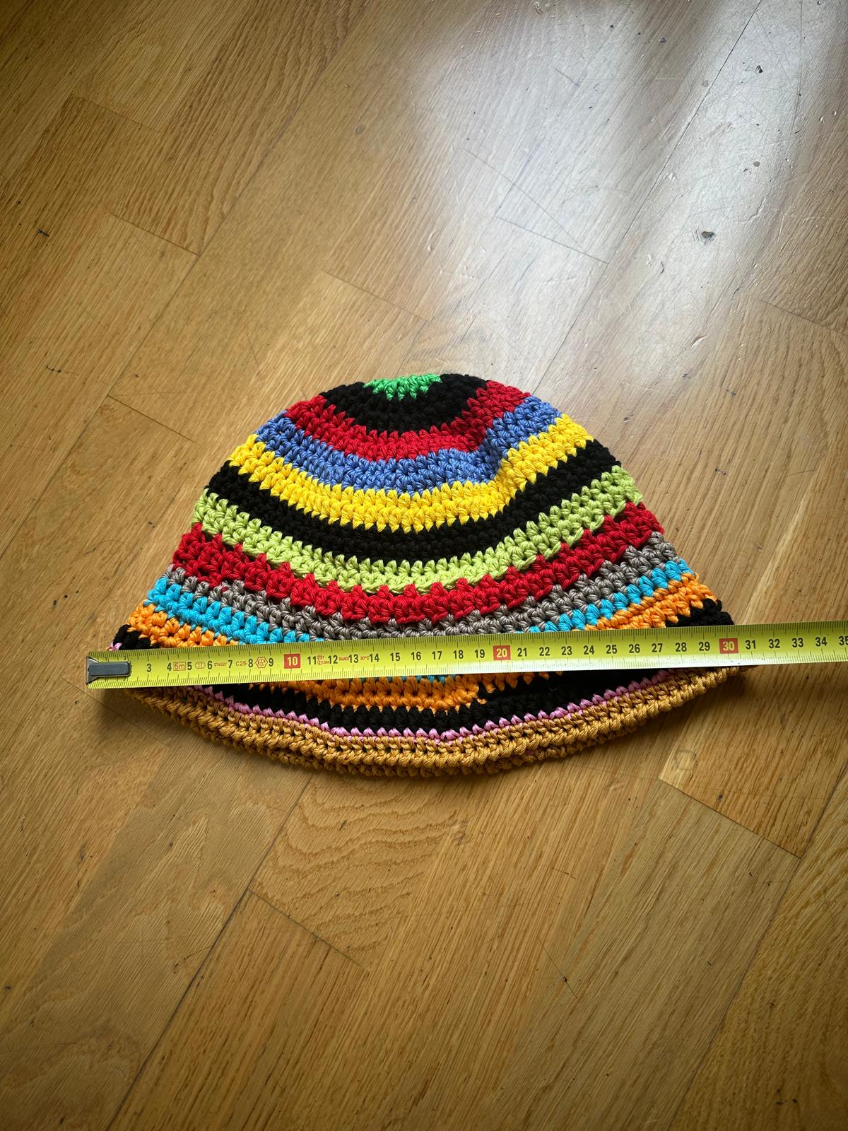 Cappello Mergellina fatto all'uncinetto in cotone colorato a righe