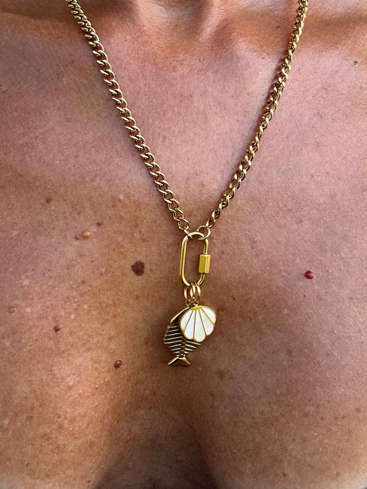 Ciondolo "Glow" in acciaio inossidabile e madreperla placcato oro 18K