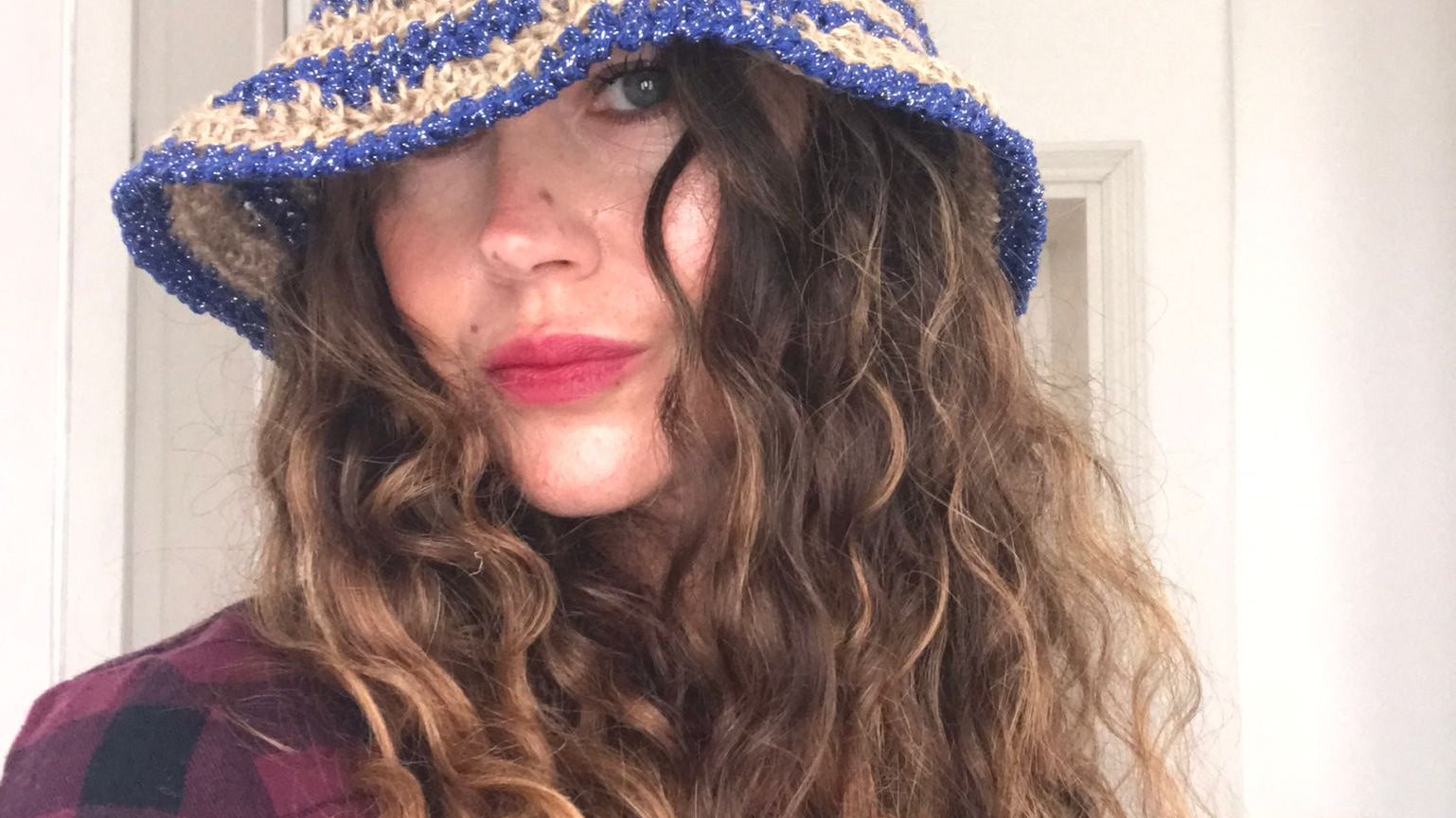 cappello alla pescatora uncinetto blu righe