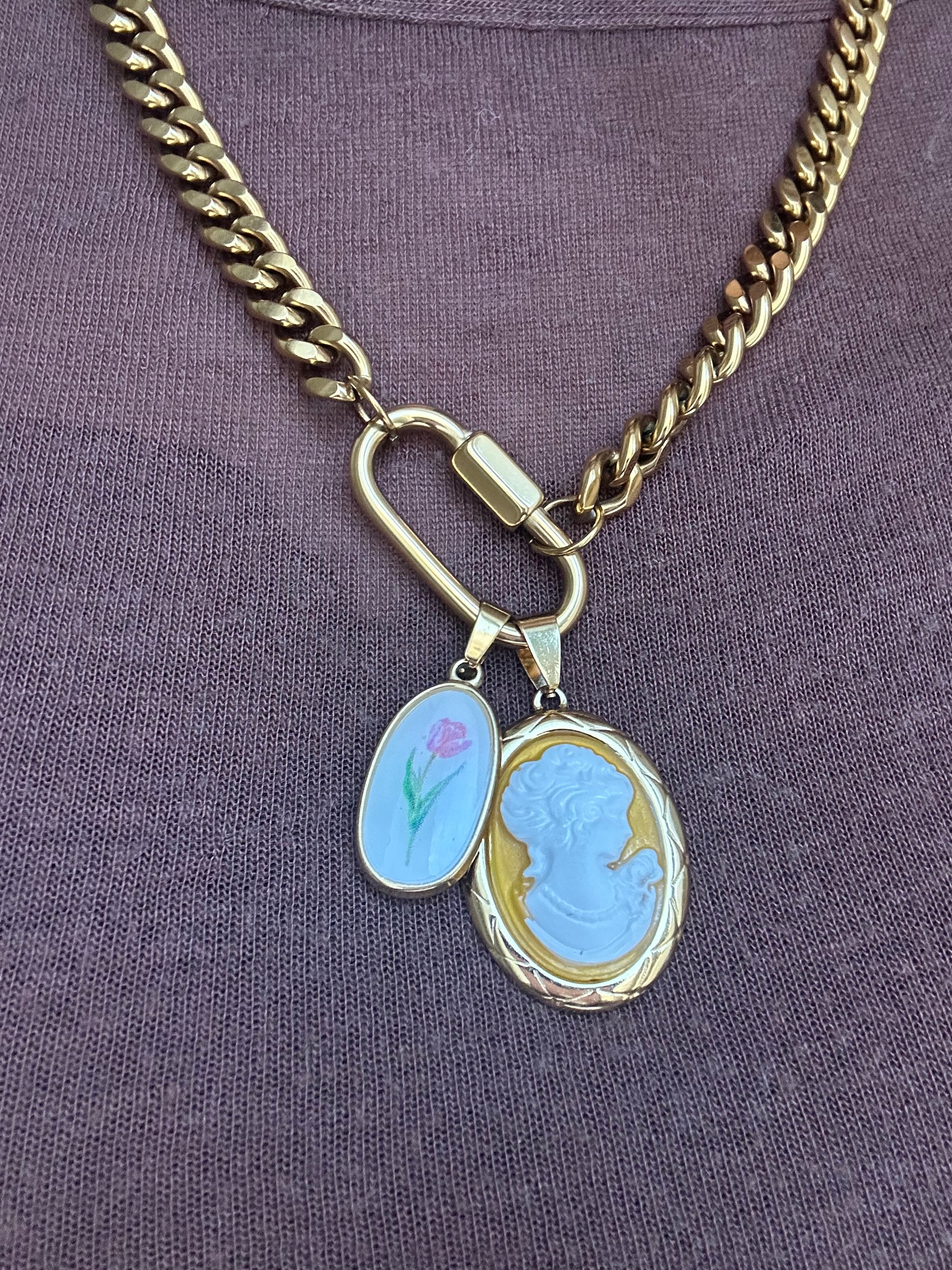 Ciondolo "Cameo" in acciaio inossidabile placcato oro 18K