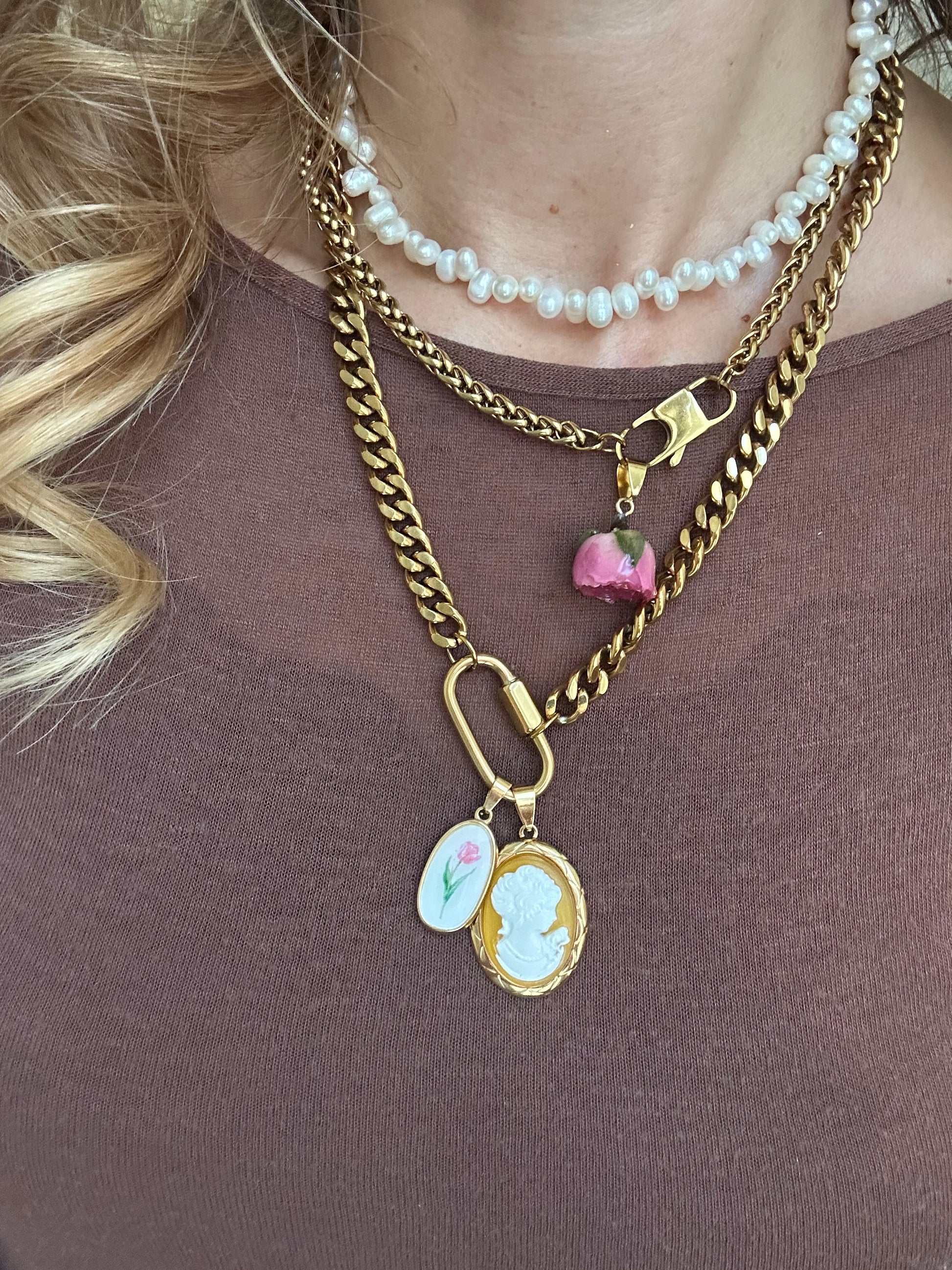 Ciondolo "Cameo" in acciaio inossidabile placcato oro 18K