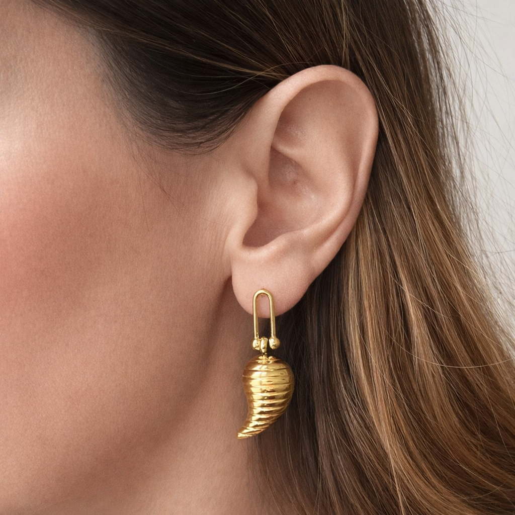 Orecchini in acciaio inossidabile anallergici e waterproof placcati oro 18K "Virgola"