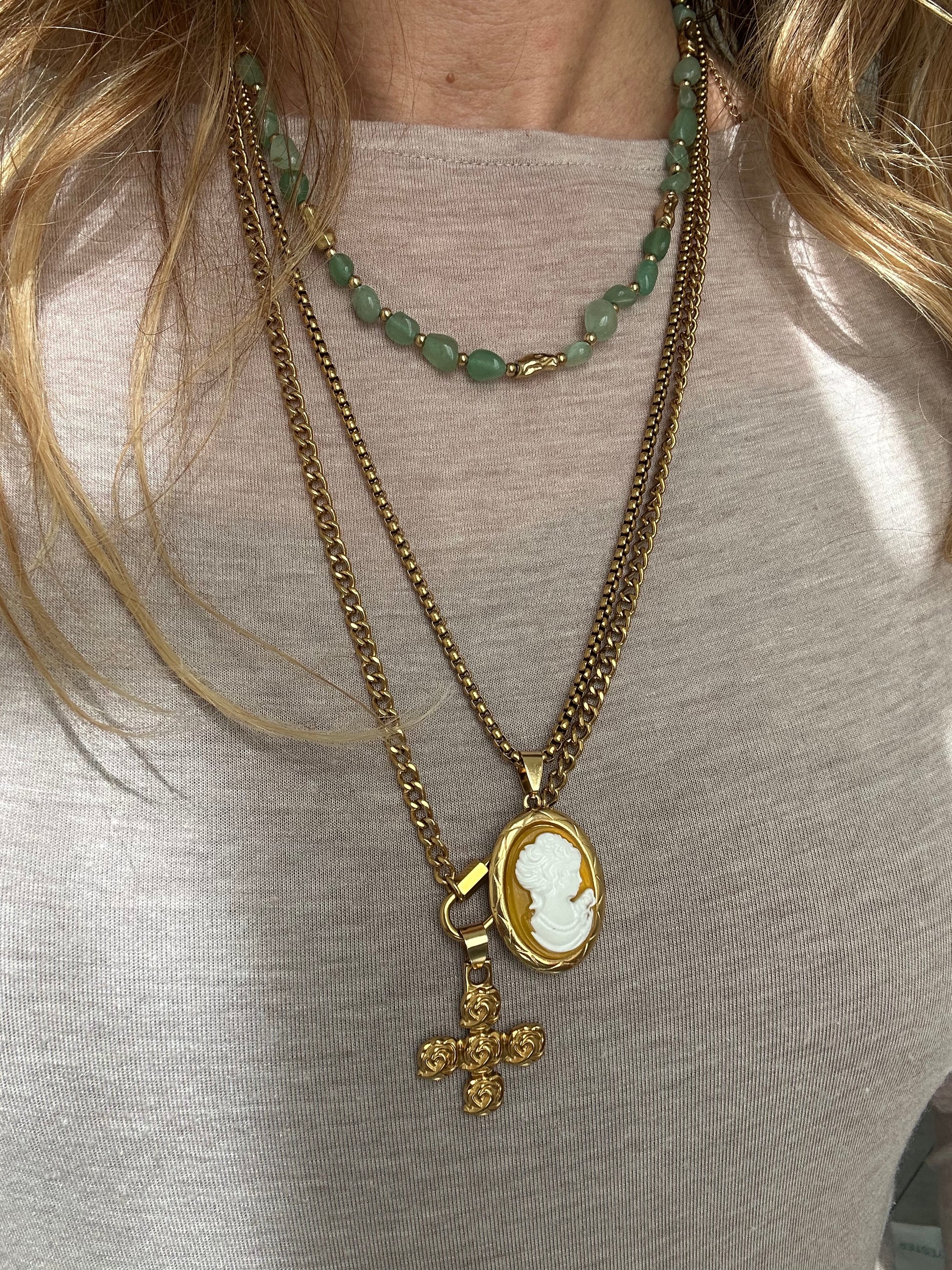 Ciondolo "Cameo" in acciaio inossidabile placcato oro 18K