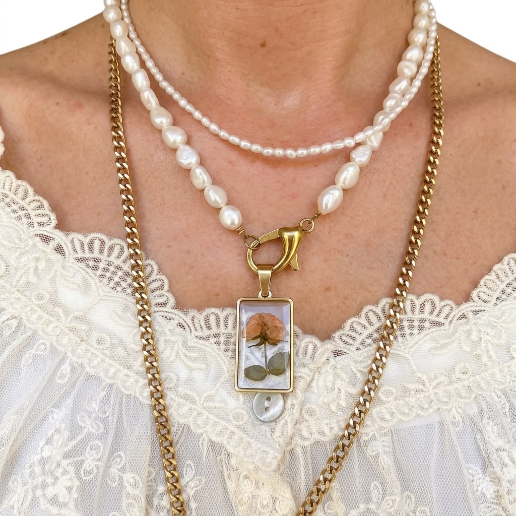 Ciondolo in acciaio inossidabile resina e fiori secchi placcato oro 18K "Ninfa"
