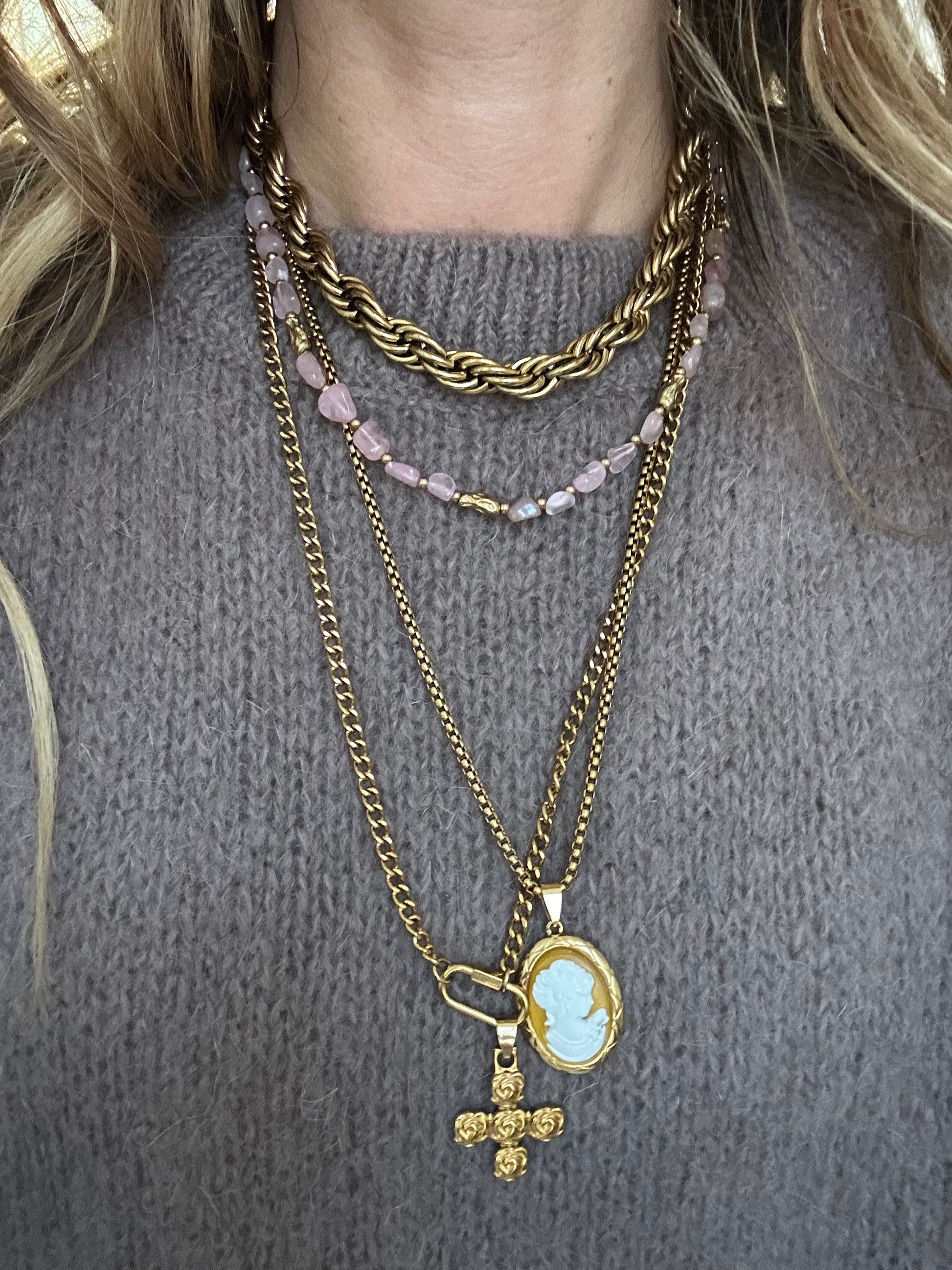 Ciondolo "Cameo" in acciaio inossidabile placcato oro 18K