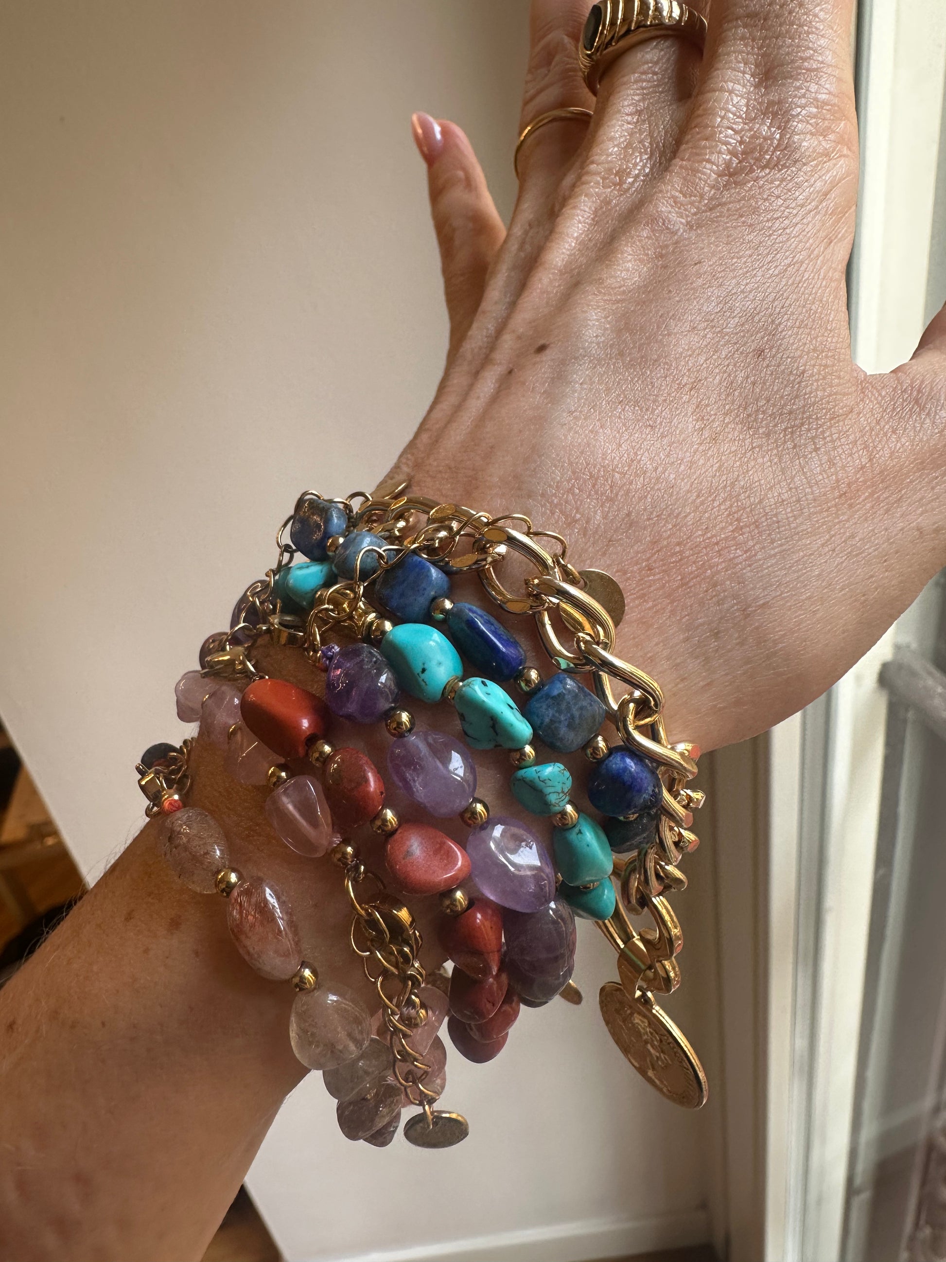 Bracciale con perle di pietra dura, vetro e cordino in lurex "Blush"