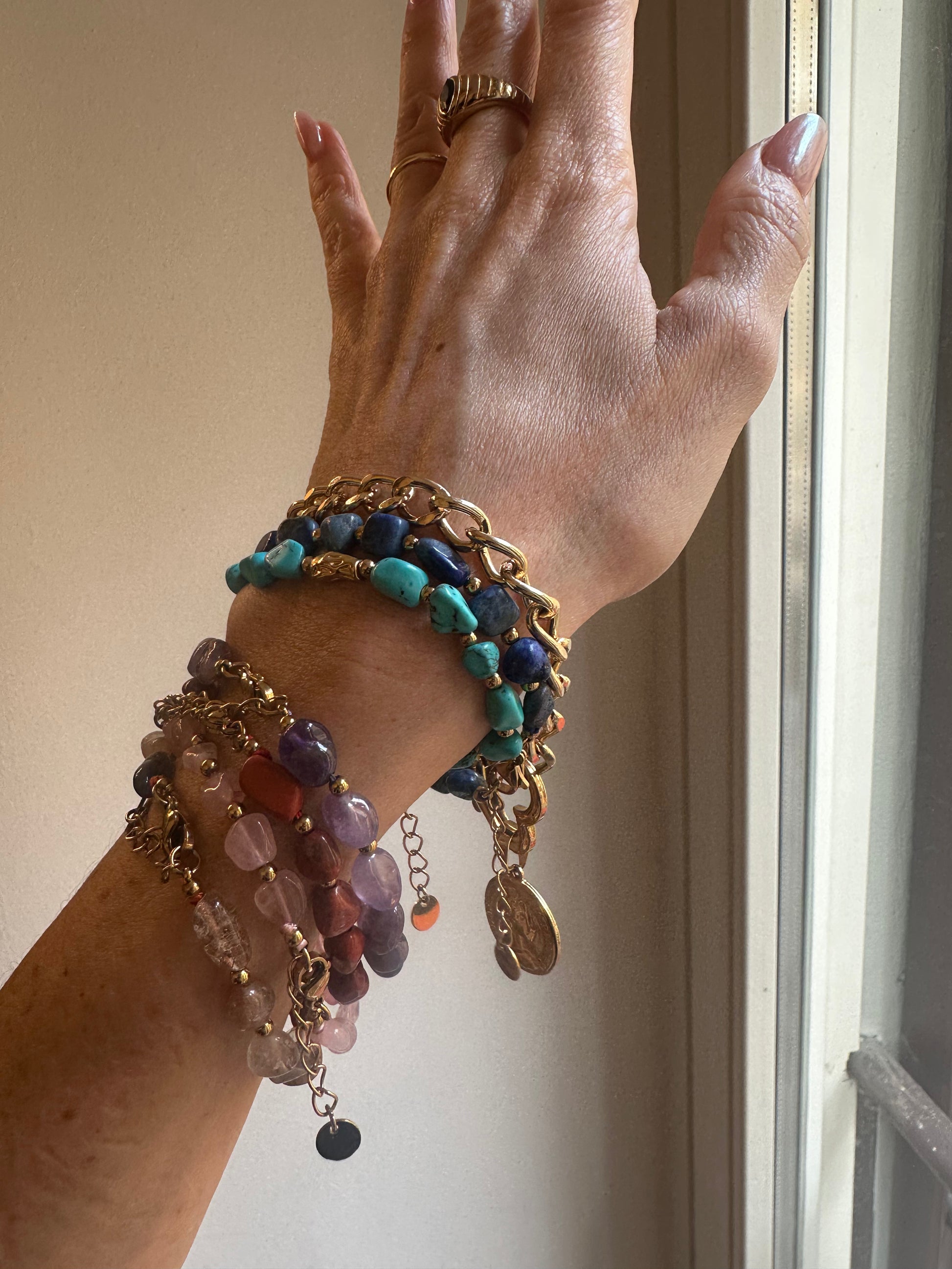 Bracciale con perle di pietra dura, vetro e cordino in lurex "Blush"