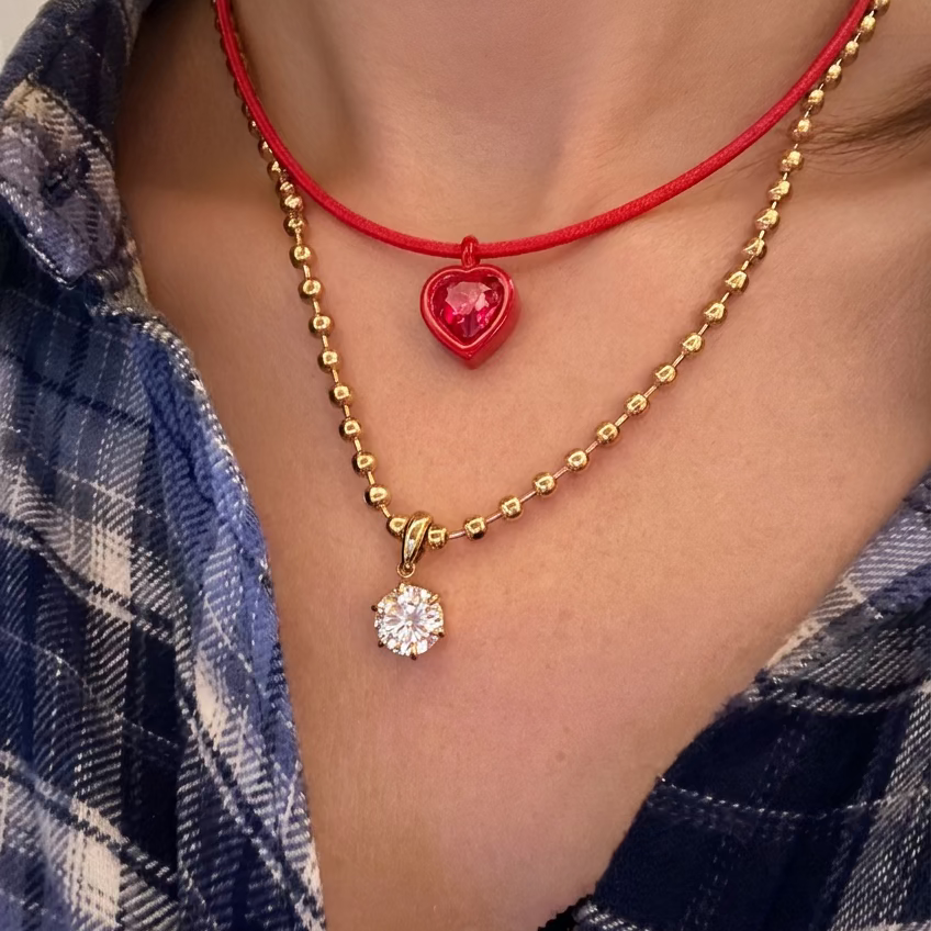 Collana magnetica e ciondolo in ottone smaltato "Amelia"