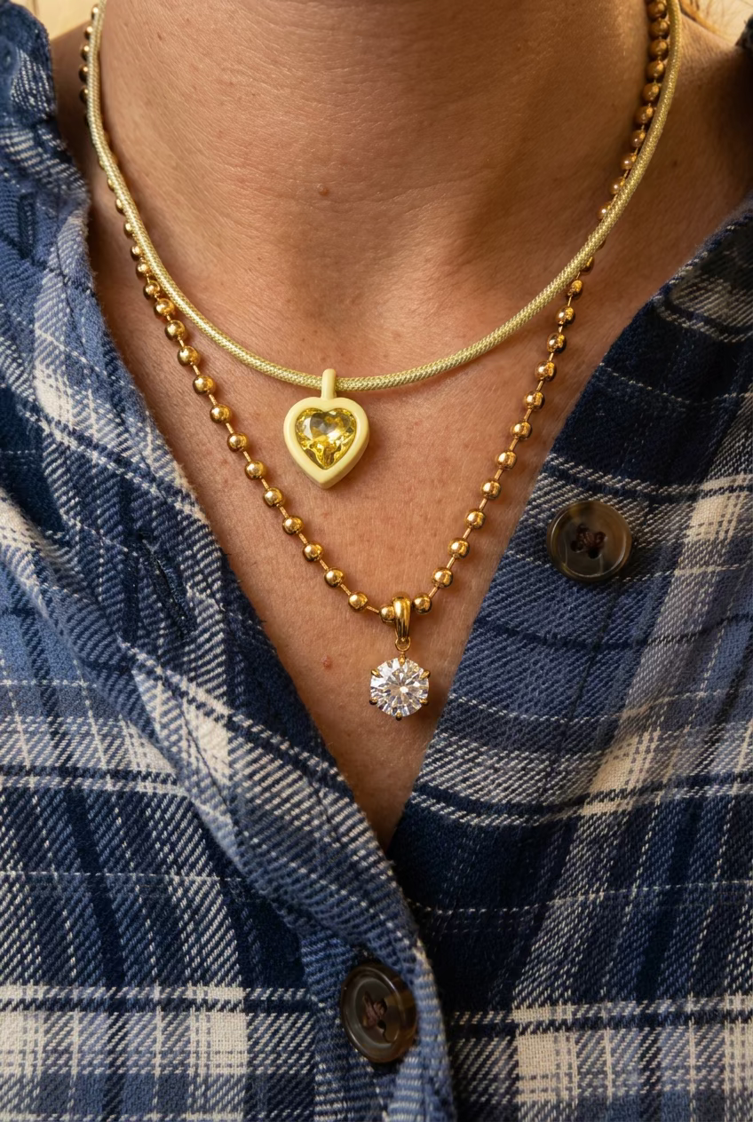 Collana magnetica e ciondolo in ottone smaltato "Amelia"