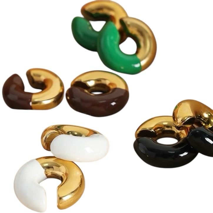 Ear cuff smaltato in acciaio inossidabile anallergico e waterproof "Sorprendimi"