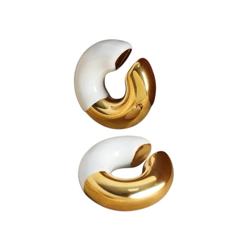 Ear cuff smaltato in acciaio inossidabile anallergico e waterproof "Sorprendimi"