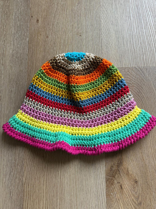 Cappello Mergellina fatto all'uncinetto in cotone colorato a righe