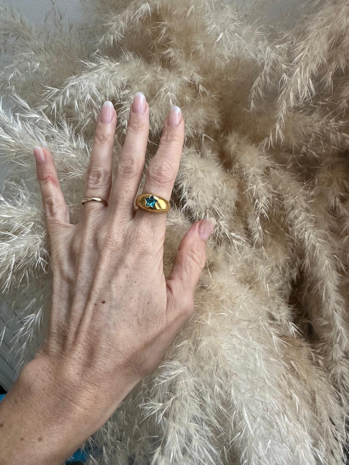 Anello in acciaio inossidabile e zirconi, anallergico e waterproof placcato oro 18K "Stellina"