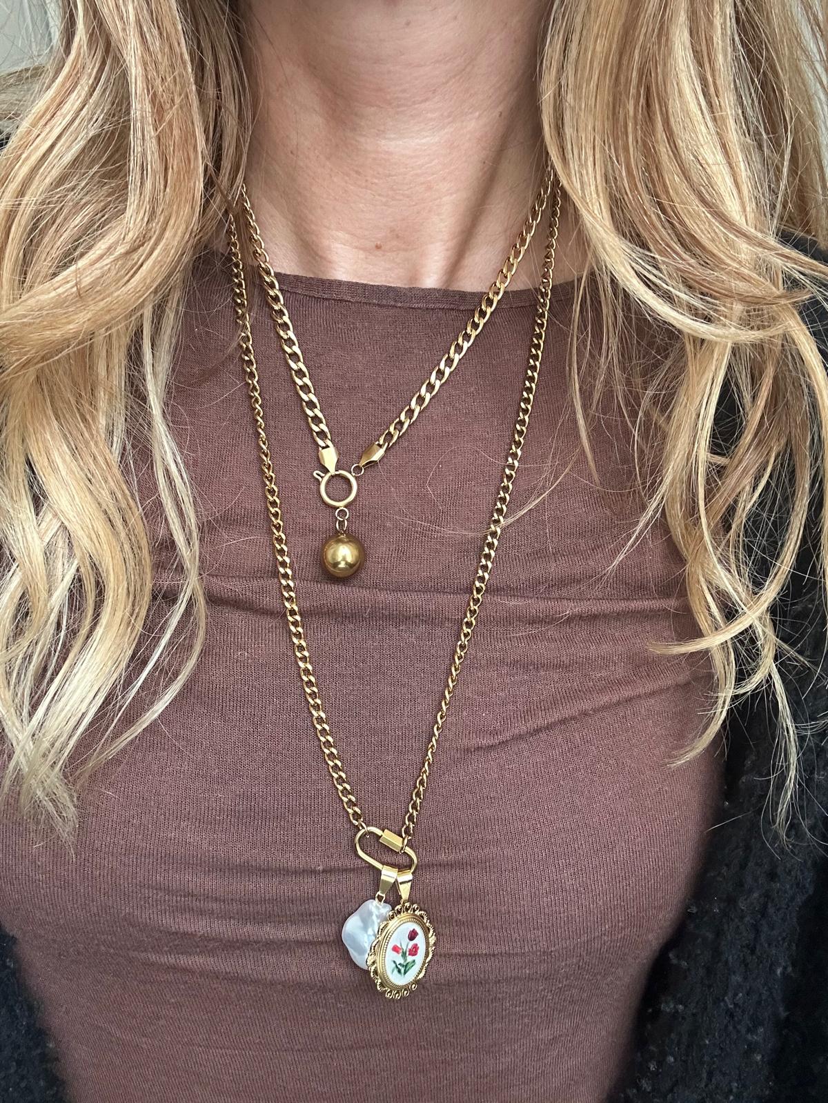 Ciondolo in acciaio inossidabile e perla barocca "Sciccheria"