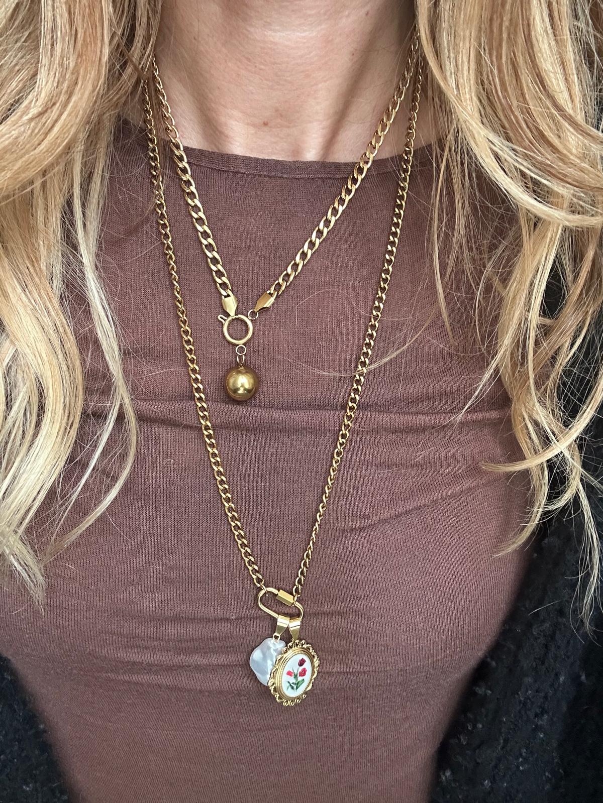 Ciondolo in acciaio inossidabile e perla barocca "Sciccheria"