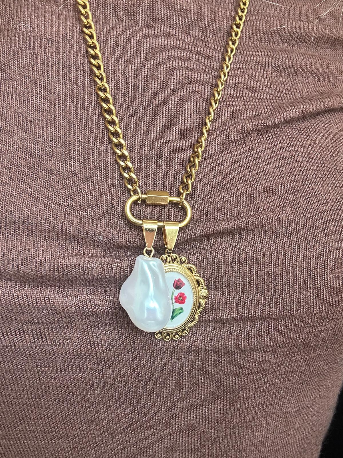 Ciondolo in acciaio inossidabile e perla barocca "Sciccheria"