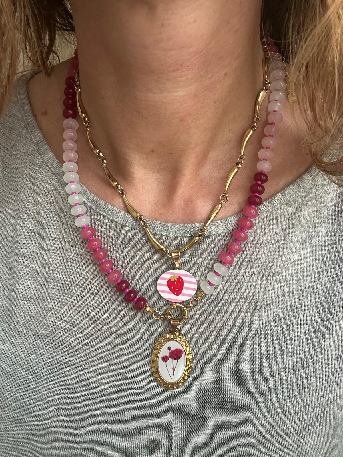 Ciondolo smaltato in acciaio inossidabile placcato oro 18K "Fragola"