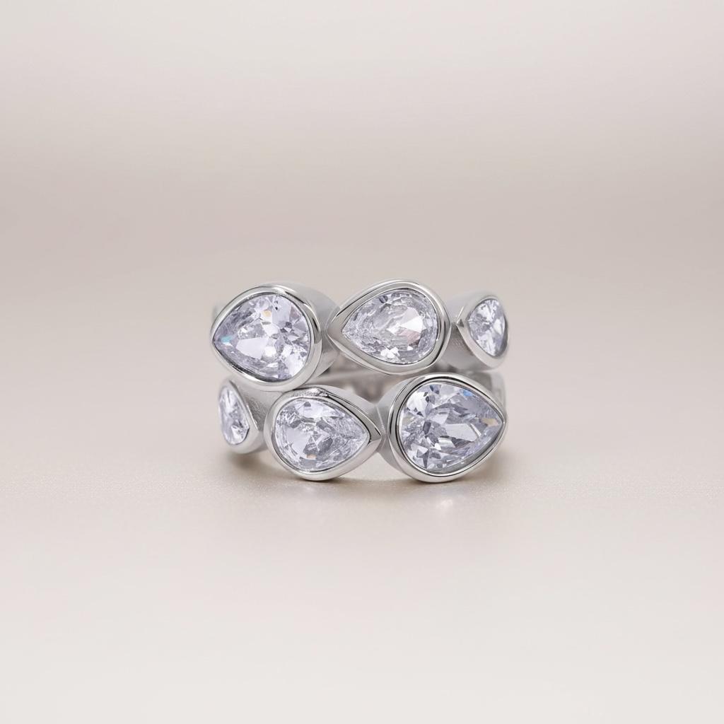 Anello in acciaio inossidabile e zirconi, anallergico e waterproof placcato oro 18K "Ghiaccio"