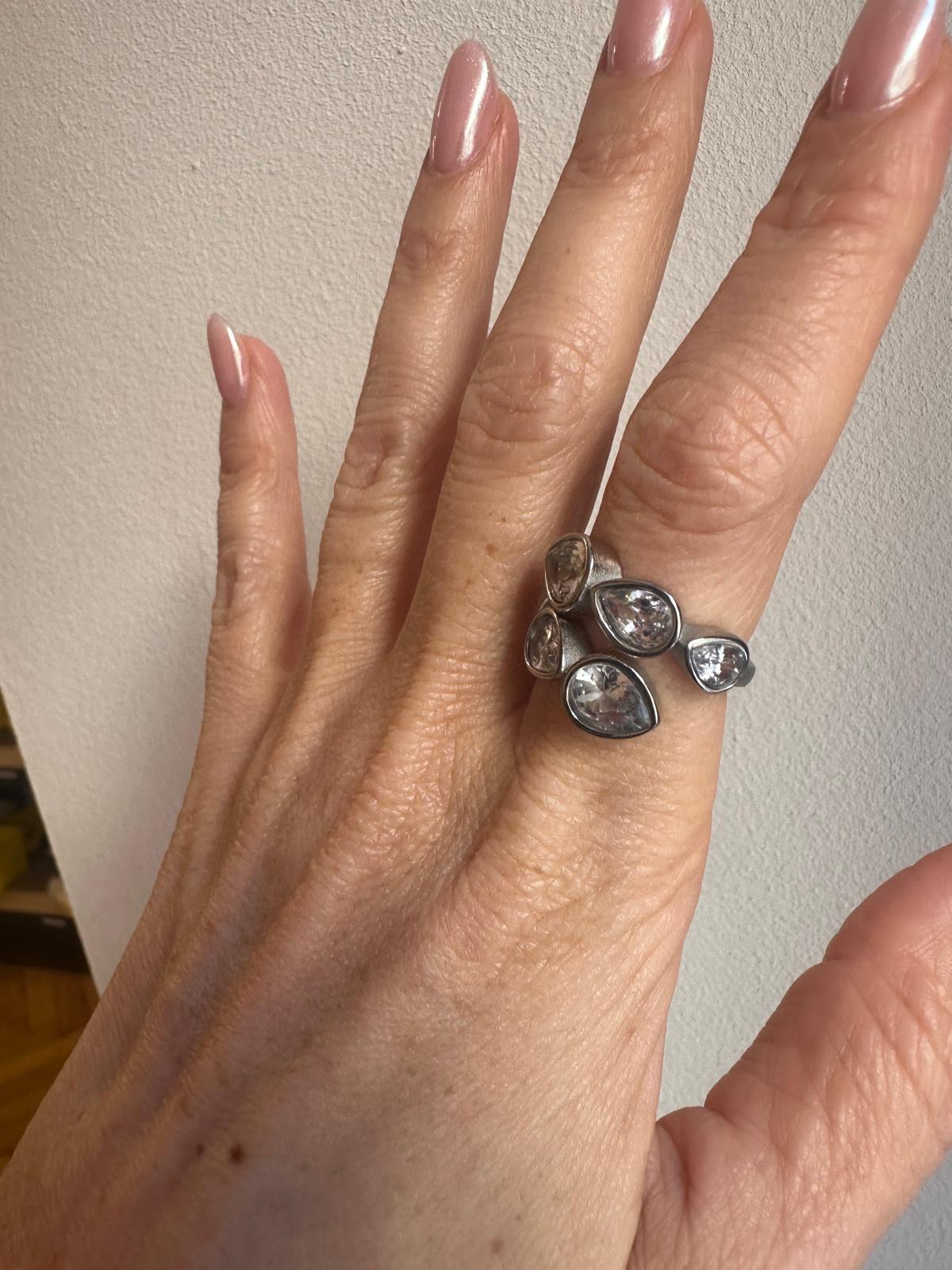 Anello in acciaio inossidabile e zirconi, anallergico e waterproof placcato oro 18K "Ghiaccio"