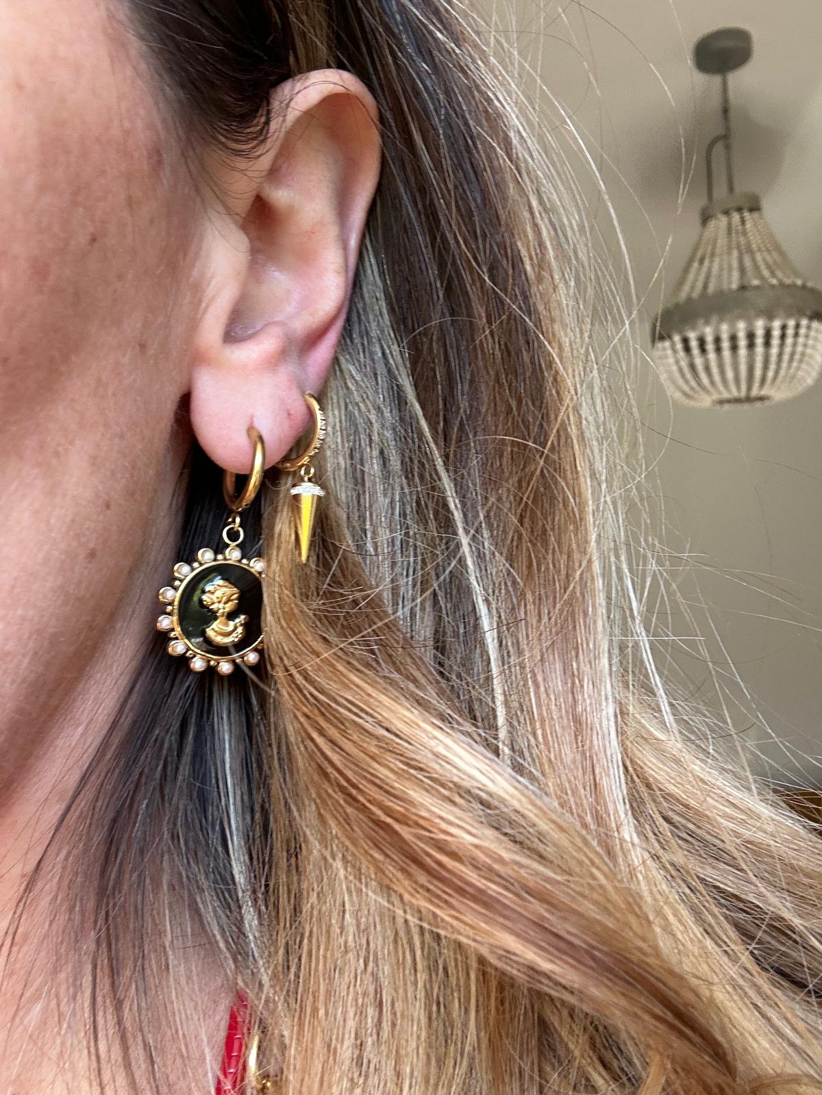 Orecchini in acciaio inossidabile anallergici e waterproof placcati oro 18K "Freccia"