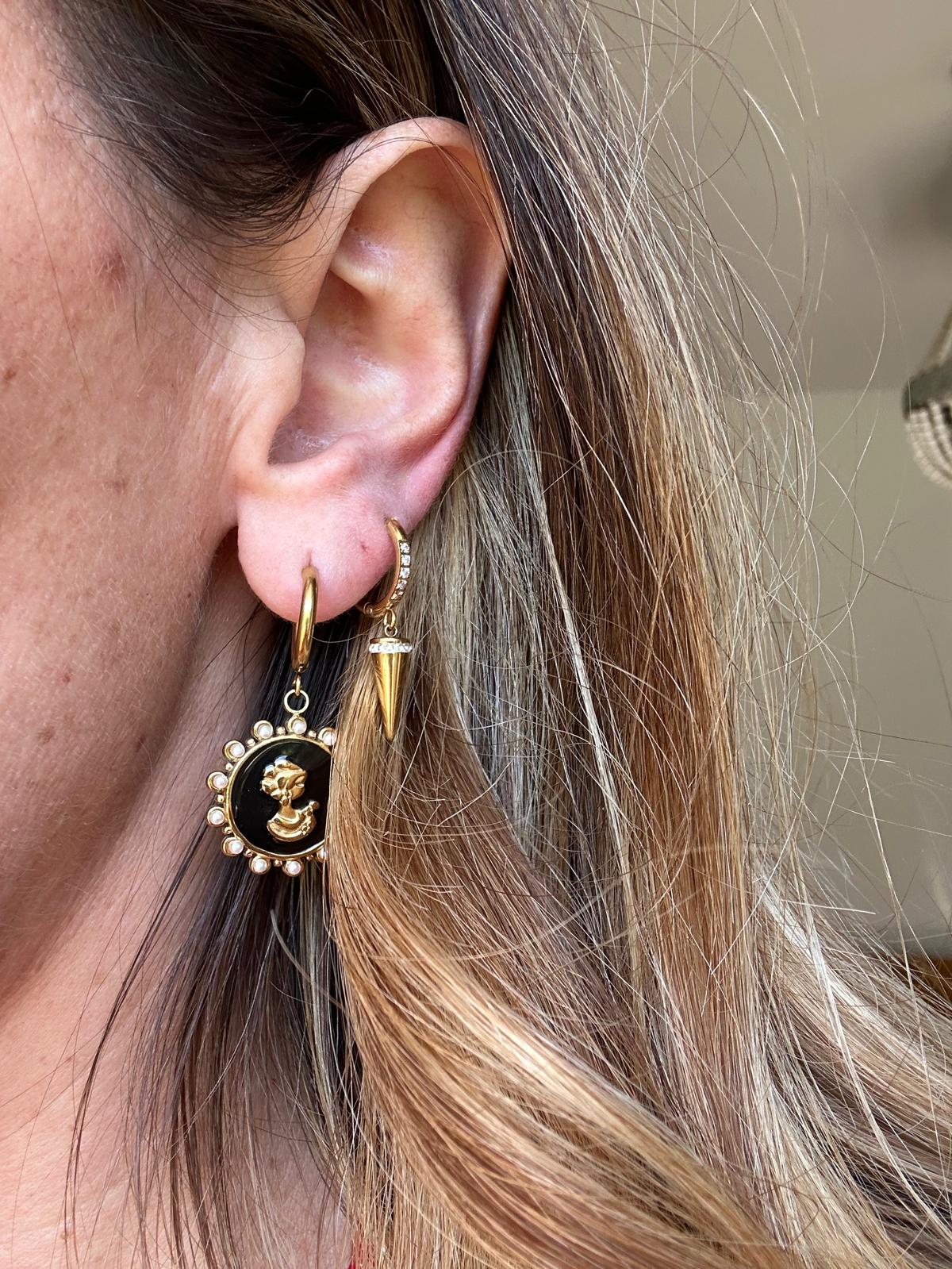 Orecchini in acciaio inossidabile anallergici e waterproof placcati oro 18K "Freccia"