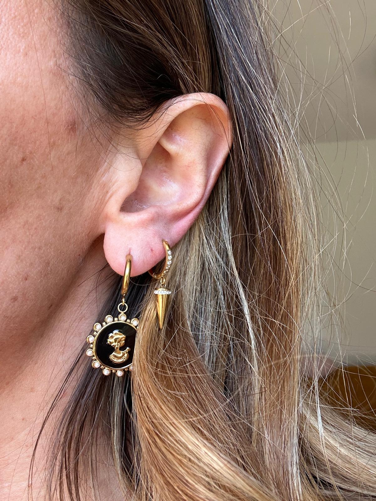 Orecchini in acciaio inossidabile anallergici e waterproof placcati oro 18K "Freccia"
