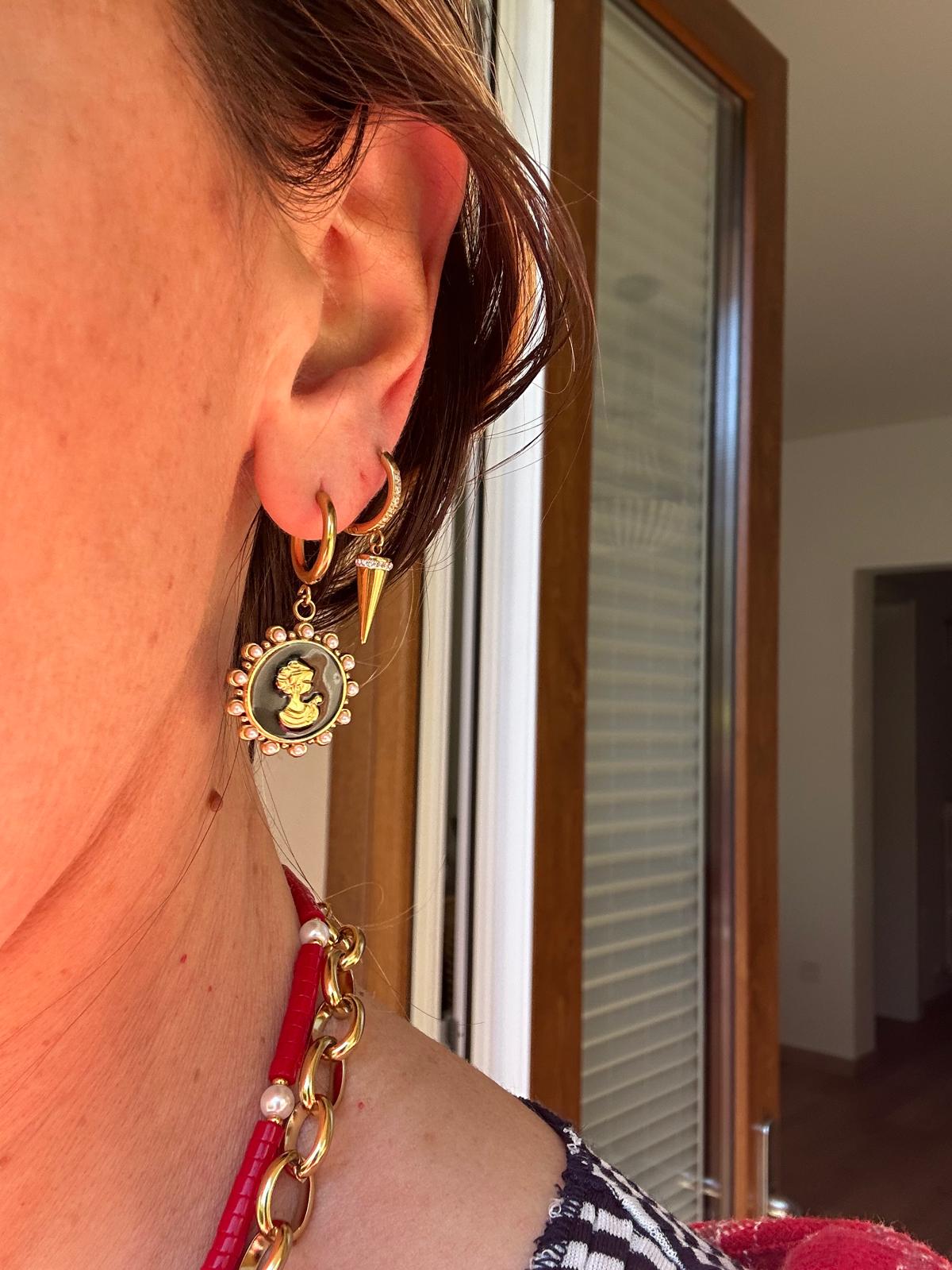 Orecchini in acciaio inossidabile anallergici e waterproof placcati oro 18K "Freccia"