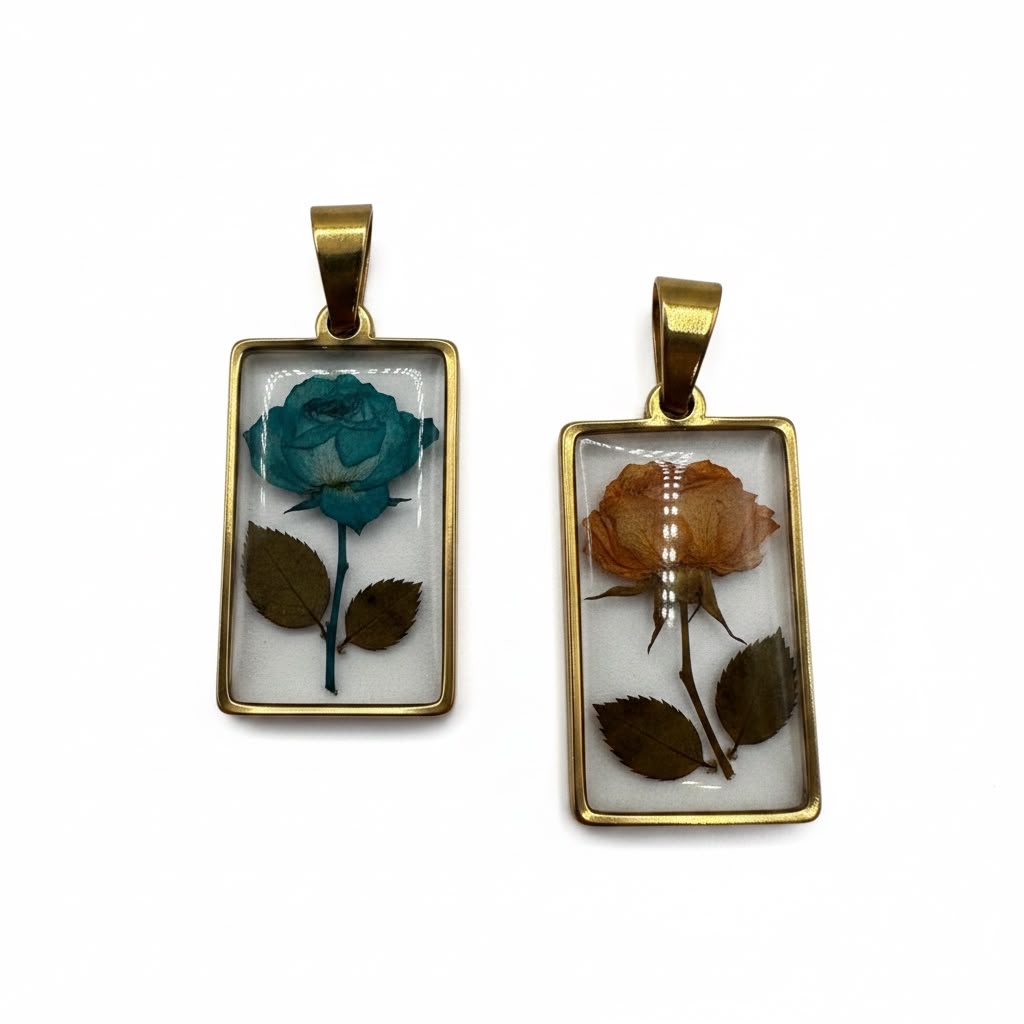 Ciondolo in acciaio inossidabile resina e fiori secchi placcato oro 18K "Ninfa"