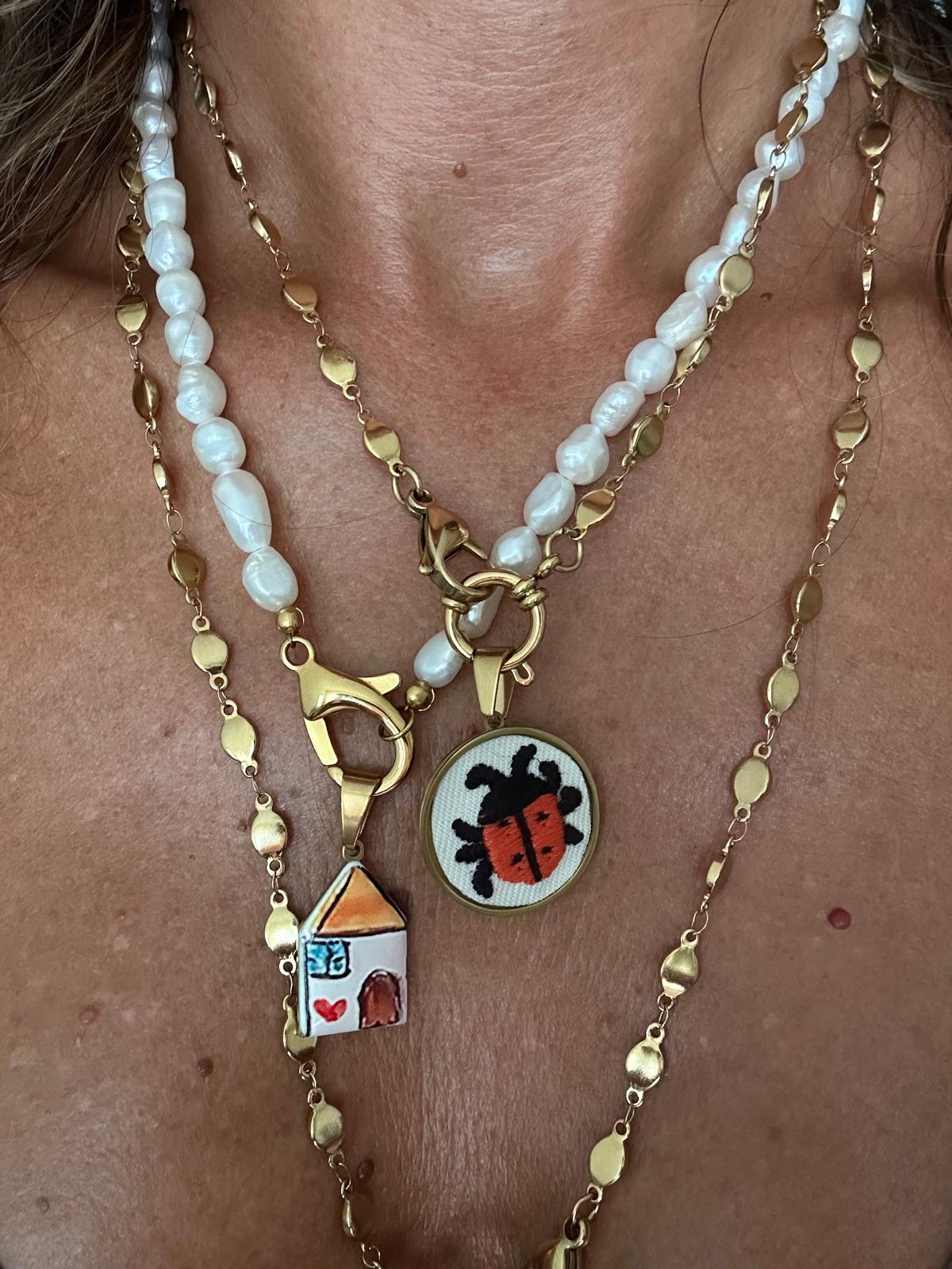 Ciondolo ricamato in acciaio inossidabile e ceramica "Coccinella"