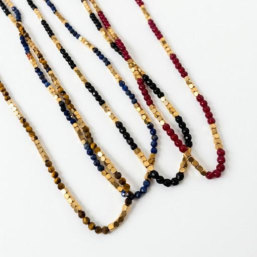 Collana in acciaio inossidabile e perline in pietra naturale "Sassolino"