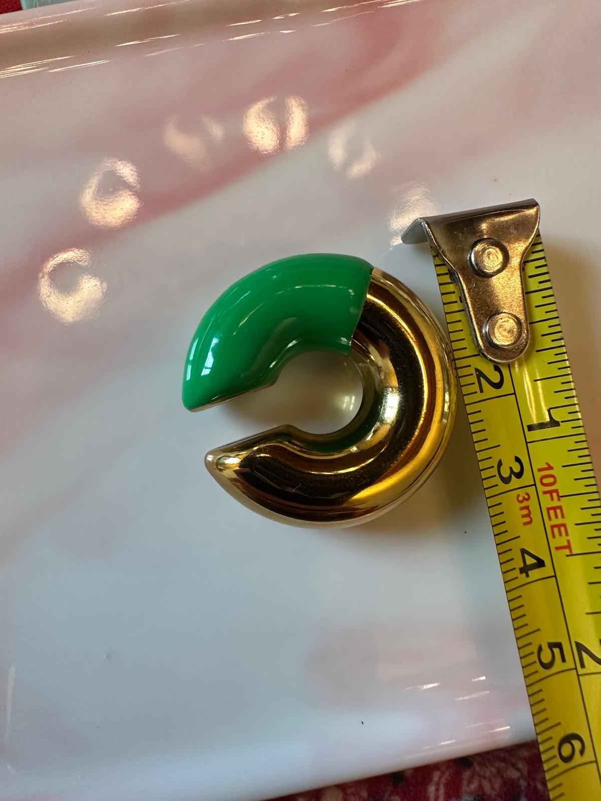 Ear cuff smaltato in acciaio inossidabile anallergico e waterproof "Sorprendimi"