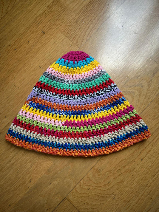 Cappello Fuso fatto all'uncinetto in cotone colorato a righe