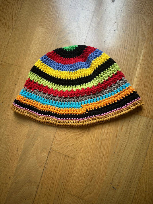 Cappello Mergellina fatto all'uncinetto in cotone colorato a righe