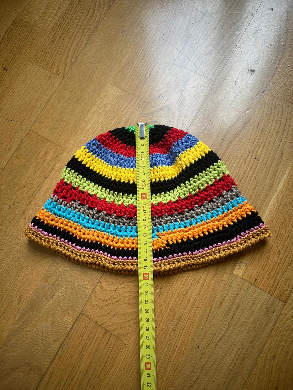 Cappello Mergellina fatto all'uncinetto in cotone colorato a righe