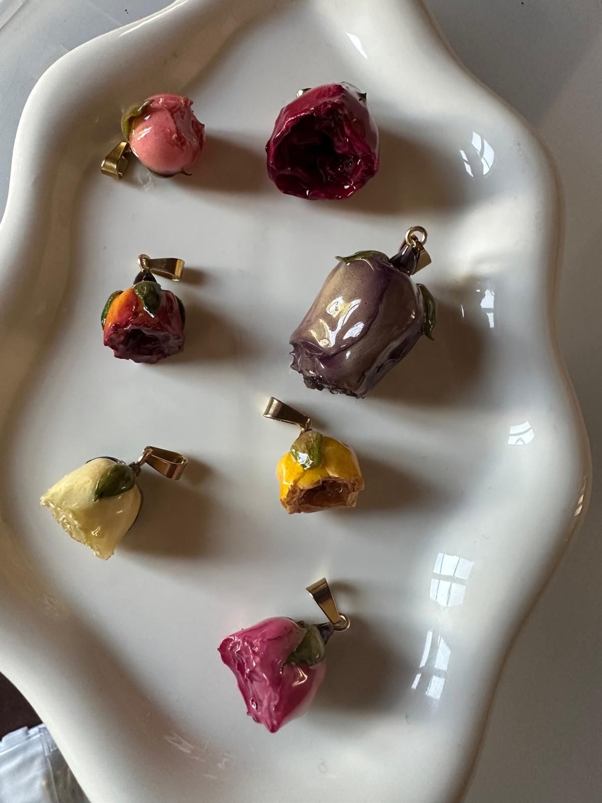 Ciondolo "Bocciolo" un vero bocciolo di rosa essicato e resinato