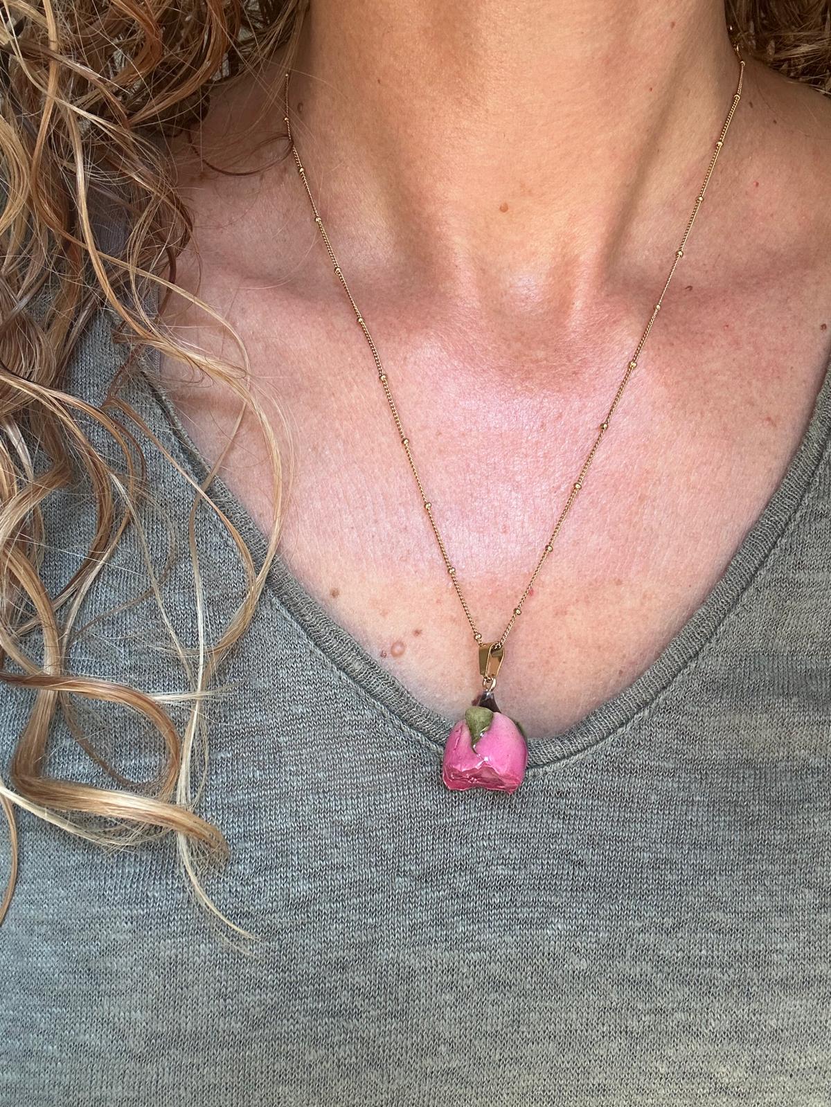 Ciondolo "Bocciolo" un vero bocciolo di rosa essicato e resinato