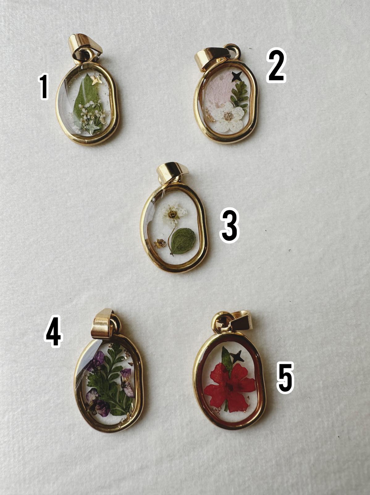 Ciondolo in acciaio inossidabile e vero fiore in resina "Flora"