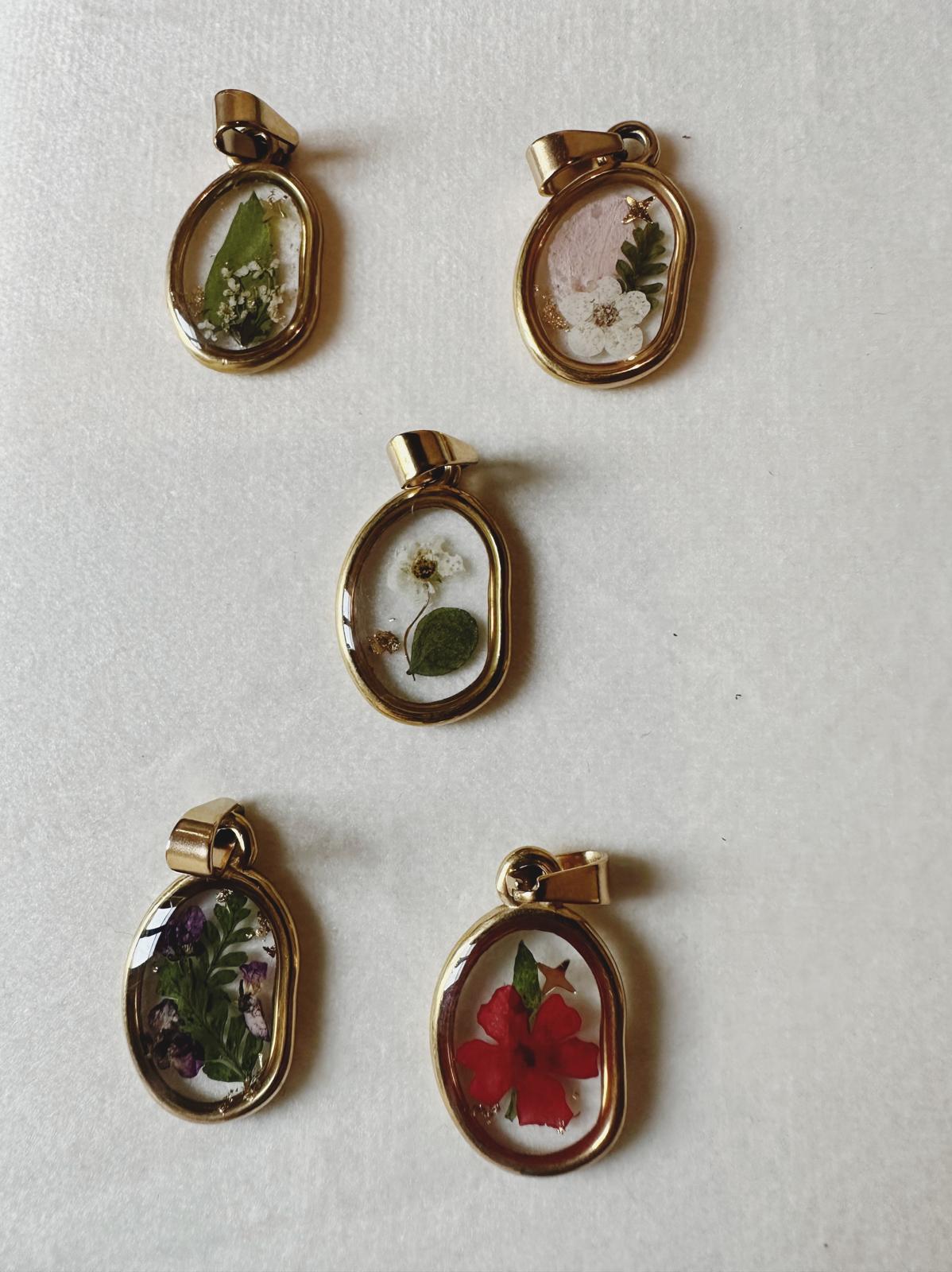 Ciondolo in acciaio inossidabile e vero fiore in resina "Flora"