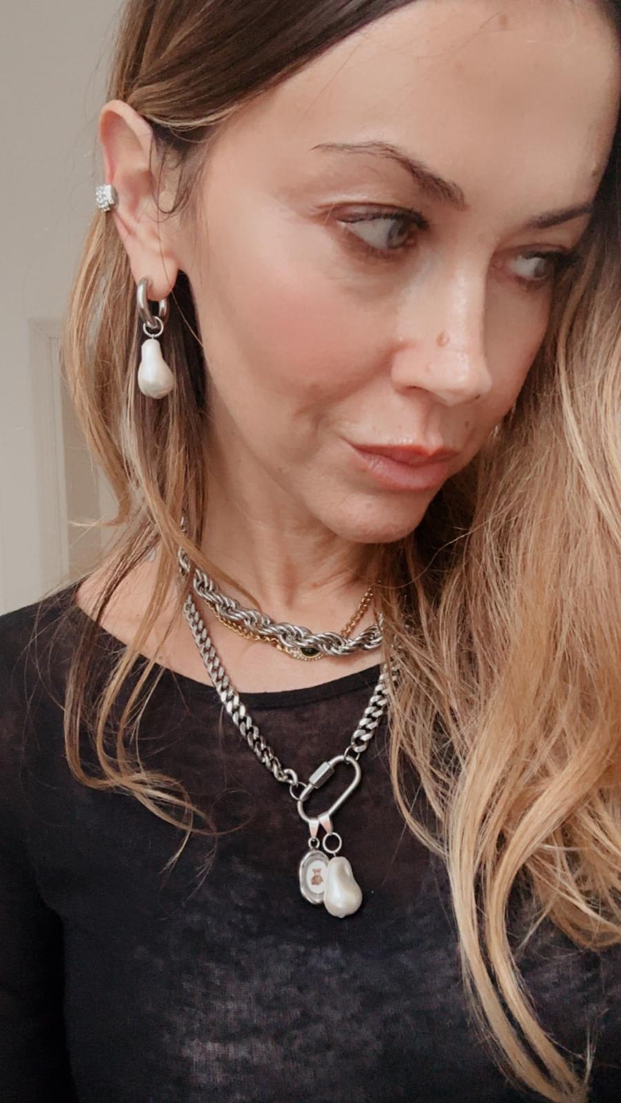 Ciondolo in acciaio inossidabile e perla barocca "Sciccheria"